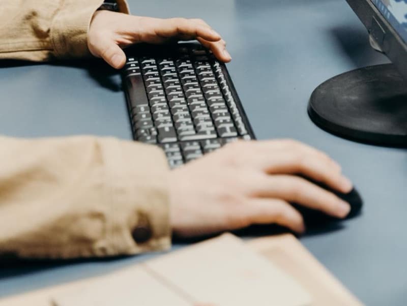 Anfrage wird am Computer geprüft